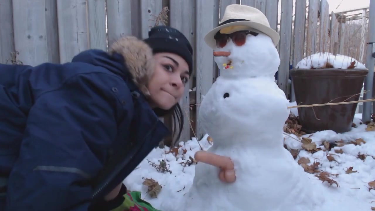 Geile meid maakt seks met de sneeuwpop buiten