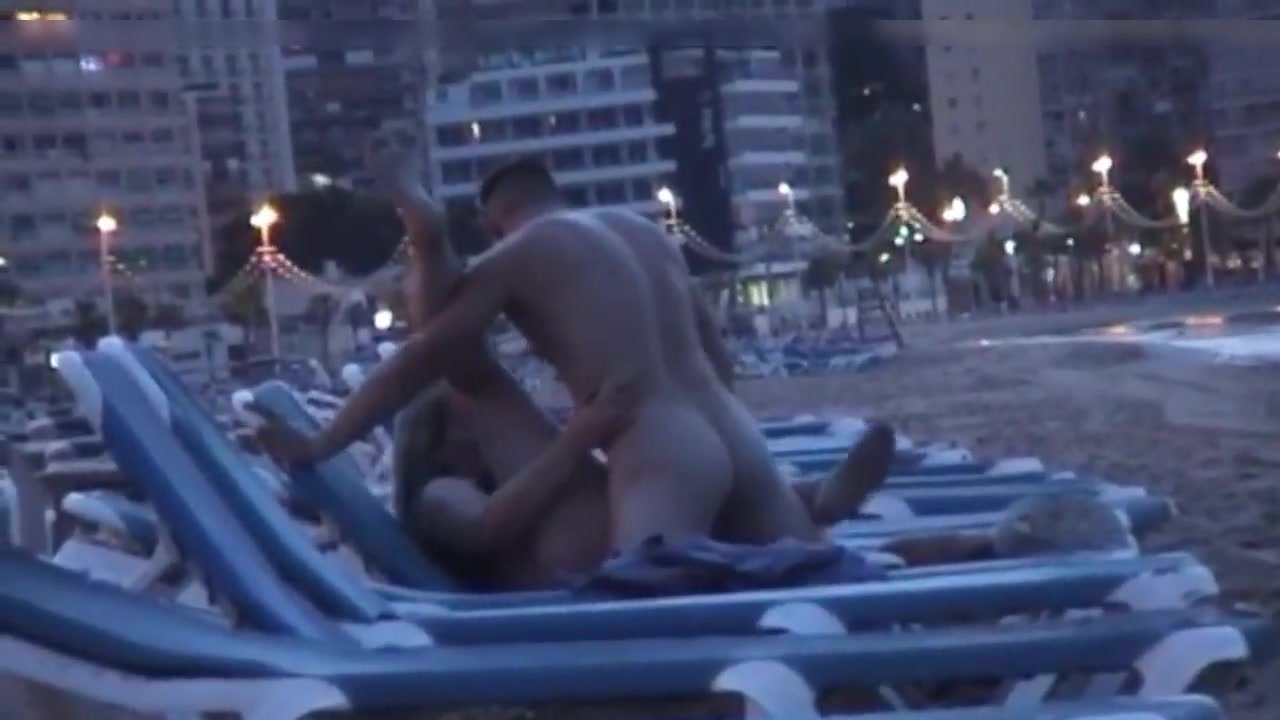 Geil amateur koppel wordt betrapt op seks op een Spaans strand