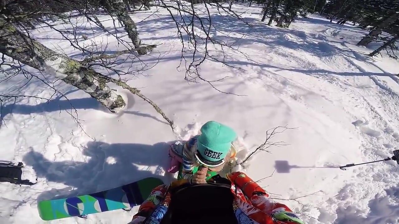 Openbare seks met mijn vriendin in een besneeuwd bos in een skioord foto foto